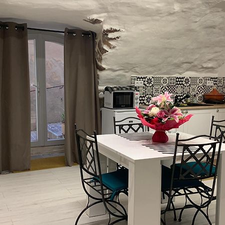 Appartement Dans Le Charme De La Pierre à La Garde  Extérieur photo